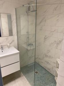 A bathroom at New Beachfront Loft