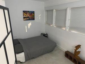 A bed or beds in a room at New Beachfront Loft Még 12 kép
