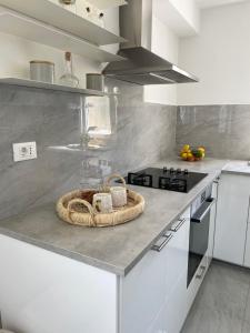eine Küche mit einem Korb auf einer Theke in der Unterkunft Apartman Luš in Sutivan
