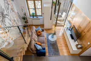 widok z góry na salon z kanapą w obiekcie Home Sweet Home w Krakowie
