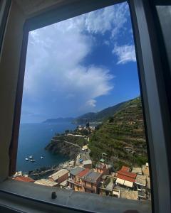 una ventana con vistas al océano en Le Storie di Manarola en Manarola