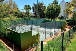 Tenis alebo squash v ubytovaní MARBELLA Bahia Apartment alebo jeho okolí