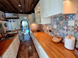 Kuchyňa alebo kuchynka v ubytovaní MARBELLA Bahia Apartment