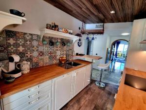 Kuchyňa alebo kuchynka v ubytovaní MARBELLA Bahia Apartment