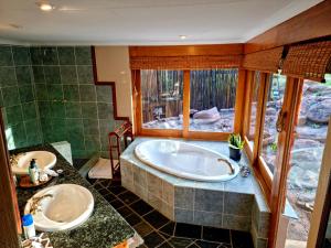 Koupelna v ubytování Sekala Private Game Lodge + 28 fotografií