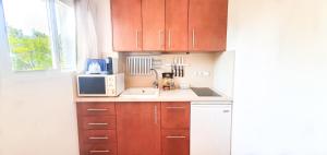 Kuchyňa alebo kuchynka v ubytovaní Skol 329 – Spacious Beachfront Studio with Sea Views