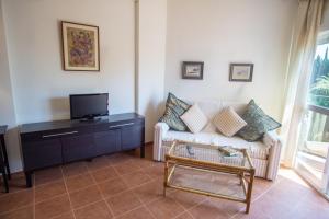 Televízia a/alebo spoločenská miestnosť v ubytovaní Skol 329 – Spacious Beachfront Studio with Sea Views