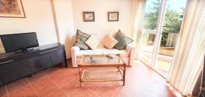 Televízia a/alebo spoločenská miestnosť v ubytovaní Skol 329 – Spacious Beachfront Studio with Sea Views