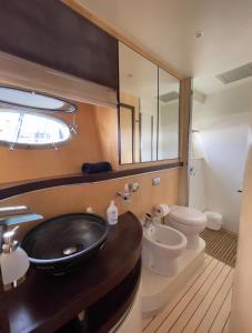 a bathroom with a black sink and a toilet at Yacht Lakura 55 in Naples