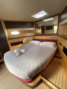 a bed in the center console of a boat at Yacht Lakura 55 in Naples