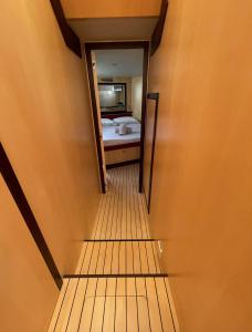 a hallway leading to a bedroom with a mirror at Yacht Lakura 55 in Naples