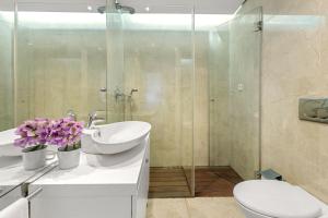 Ένα μπάνιο στο Own Places - Ocean View Apartment