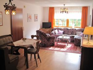 ein Wohnzimmer mit einem Sofa und einem Tisch in der Unterkunft Apartment Lieserpfad-Wittlich in Wittlich