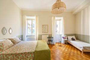 ローマにあるIl sogno di Amelieのベッドルーム1室(ベッド1台、テーブル、椅子付)