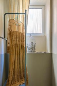 ローマにあるIl sogno di Amelieの窓付きの部屋のラック上のドレス