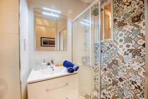 y baño con lavabo y ducha. en Valletta Ferry Apartment en La Valeta