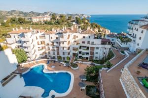 - une vue aérienne sur un grand complexe d'appartements avec une piscine dans l'établissement Carmen de la Bahía, à La Herradura