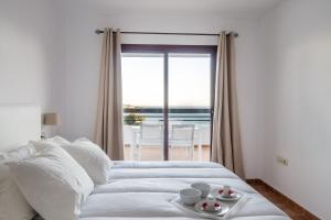 une chambre avec un lit avec vue sur l'océan dans l'établissement Carmen de la Bahía, à La Herradura 18 autres photos