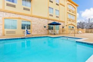 a swimming pool in front of a building at La Quinta by Wyndham Ennis in Ennis