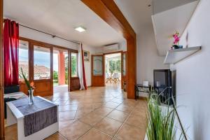 un salon avec vue sur l'océan dans l'établissement Villas Guzman - Mouna, à Calp