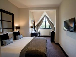 A bed or beds in a room at The Lodge at Kingswood