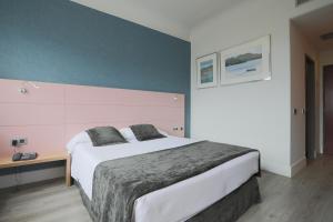 Hotel Chamartin The One客房内的一张或多张床位