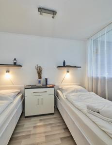 um quarto com 2 camas, uma secretária e uma janela em Hohe Worth - 211 em Cuxhaven