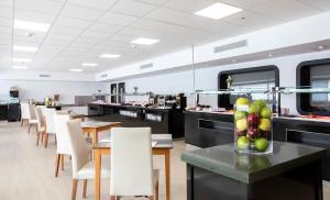 Hotel Chamartin The One的厨房或小厨房
