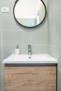 łazienka z białą umywalką i lustrem w obiekcie Le Cinque Stanze Palermo Room&Breakfast w mieście Palermo +37 zdjęć