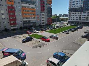 un estacionamiento con autos estacionados en una ciudad en Apartament Gabriella's Home, en Oradea