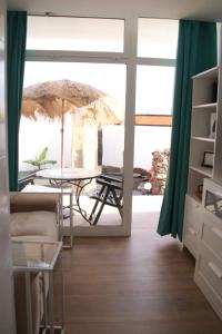 - un salon avec une table et un parasol dans l'établissement Las vistas, à El Cuchillo