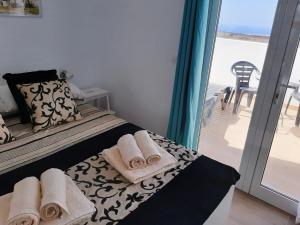 - une chambre avec un lit et des serviettes dans l'établissement Las vistas, à El Cuchillo