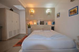 a bedroom with a large bed in a room at Maison de vacances avec vue mer in Essaouira