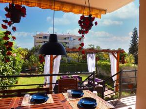 A balcony or terrace at Casa Familiar para 10 con jardín, bbq, terraza, piscina y playa cerca