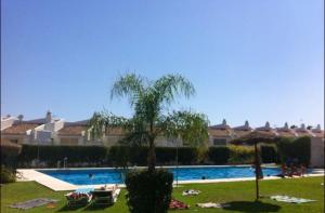 The swimming pool at or close to Casa Familiar para 10 con jardín, bbq, terraza, piscina y playa cerca