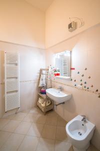 bagno con lavandino e servizi igienici di affittacamere Corte Callegari a Ravenna