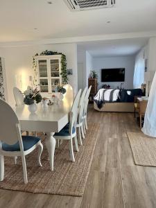 Televízia a/alebo spoločenská miestnosť v ubytovaní Villa Olivia con Piscina, Jardin y Parking
