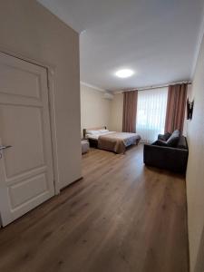 Posteľ alebo postele v izbe v ubytovaní Dvir Litynskyi
