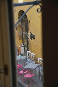 een groep tafels en stoelen voor een gebouw bij Maremì in Siena