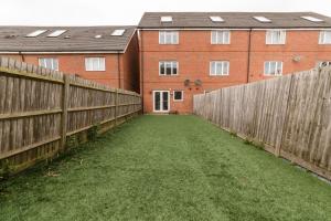 Gallery image of Bright and spacious contractor house!Free WiFi! in Luton