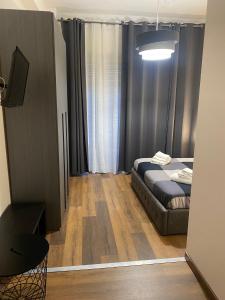 - une chambre avec un lit et une télévision dans l'établissement B&B I miti dell Etna, à Catane