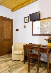 a living room with a desk and a chair at Stella marina in Castellammare del Golfo