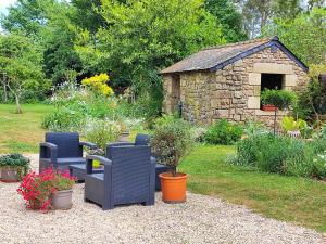 un groupe de chaises et de plantes dans un jardin dans l'établissement Les Hortensias de Kerbarch, à Ploemel