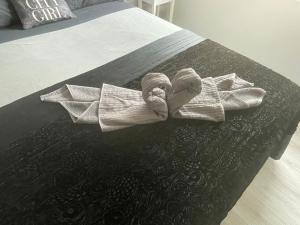 Una cama con toallas encima en Piso nice centro Sanxenxo, en Sanxenxo 52 fotos más