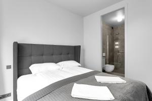 Un pat sau paturi într-o cameră la Modern Apt in Central Reykjavík