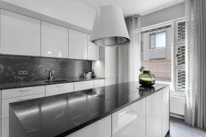 O bucătărie sau chicinetă la Modern Apt in Central Reykjavík