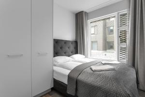 Un pat sau paturi într-o cameră la Modern Apt in Central Reykjavík