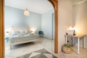 um quarto com uma cama e um espelho em SORRENTO HIDDEN GARDEN & Rooms em Sorrento