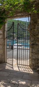 Fotografie z fotogalerie ubytování Holiday home with private garden 1200 m2 v destinaci Mokošica