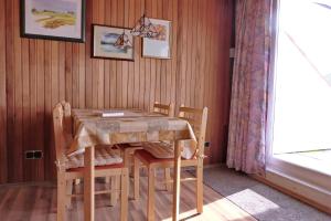 een eetkamer met een tafel en stoelen en een raam bij Ferienwohnung Jepsen in Glücksburg